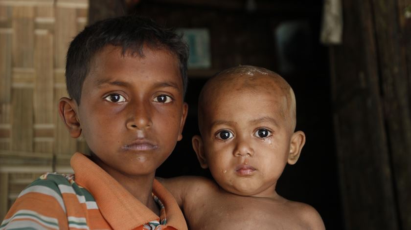 Crianças Rohingya. Bebé não foi contabilizado nas listagens oficiais da sua aldeia, por parte do Estado. Foto: Amnistia Internacional