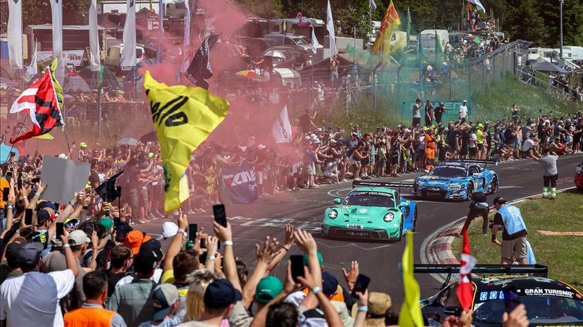 A volta de apresentação dos carros é uma demonstração da enchente humana nas 24 Horas de Nürburgring. Foto: ADAC/Gruppe C Photography