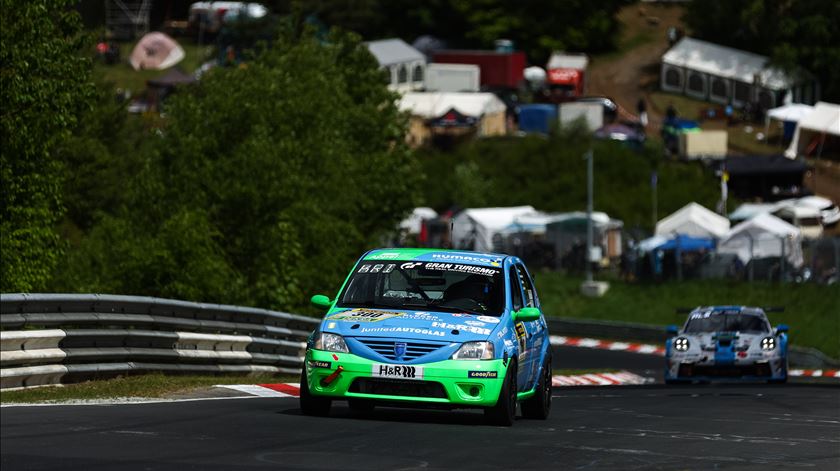 O Dacia Logan, já veterano da prova, nos treinos para a edição de 2026 da corrida. Foto: ADAC/Gruppe C Photography