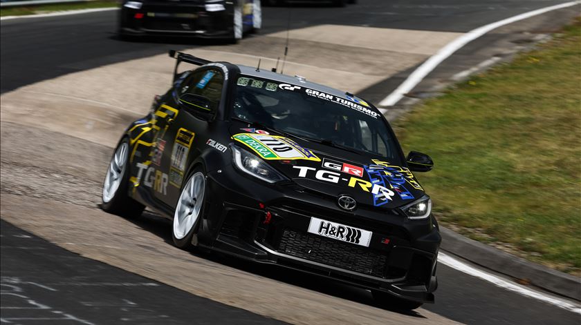 Outro exemplo de carro com pouco aspeto de competição, um Toyota Yaris, nos treinos para as 24 Horas de Nürburgring de 2026. Foto: ADAC/Gruppe C Photography