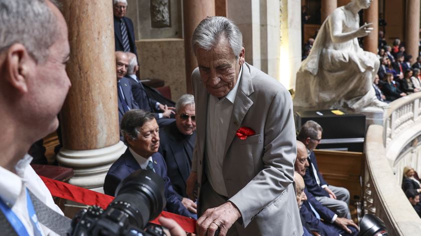 O momento em que deputados constituintes saem do Parlamento durante discurso de André Ventura