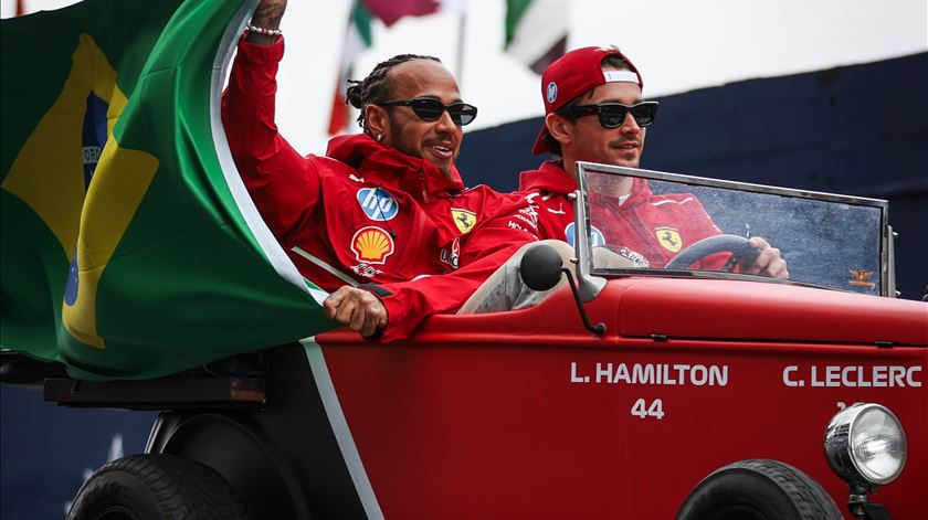 Ferrari volta aos maus hábitos. Presidente dá recado aos pilotos: "Falem menos, concentrem-se em conduzir"