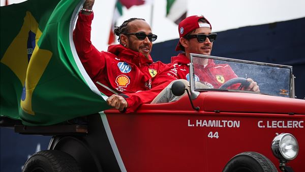 Ferrari volta aos maus hábitos. Presidente dá recado aos pilotos: "Falem menos"