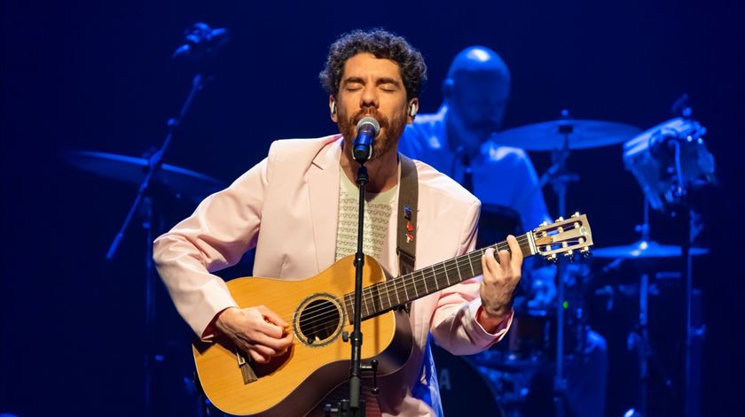 Cantor luso-brasileiro, Luca Argel, subiu no sábado passado ao palco dos Recreios da Amadora, no Cineteatro D. João V. Foto: Câmara Municipal de Amadora