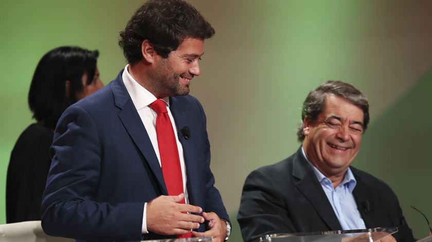 André Ventura, do Chega, e Marinho e Pinto, do PDR, no último debate de lançamento das eleições legislativas deste domingo, que juntou 15 partidos sem representação parlamentar, na Faculdade de Medicina Dentária de Lisboa. Foto: Manuel de Almeida/Lusa