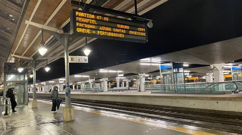 Supressões de comboios continuam esta sexta-feira, depois de greve geral