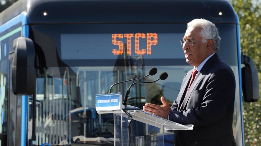 O primeiro-ministro, António Costa, discursa durante a cerimónia de assinatura dos contratos de aquisição de autocarros elétricos e a gás por parte da SCTP, que decorreu nas instalações da CaetanoBus em Vila Nova de Gaia, 31 de agosto de 2017. FERNANDO VELUDO/LUSA