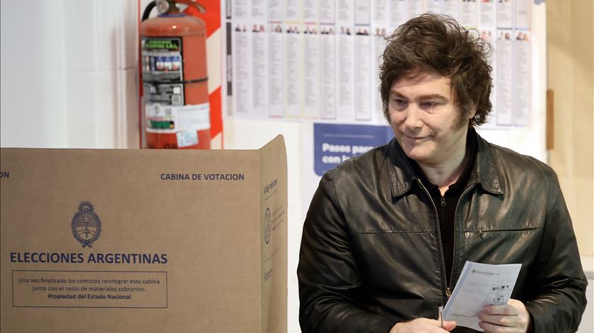 “Não é visto como um louco”: queda da pobreza e o controlo da inflação justificam vitória de Milei