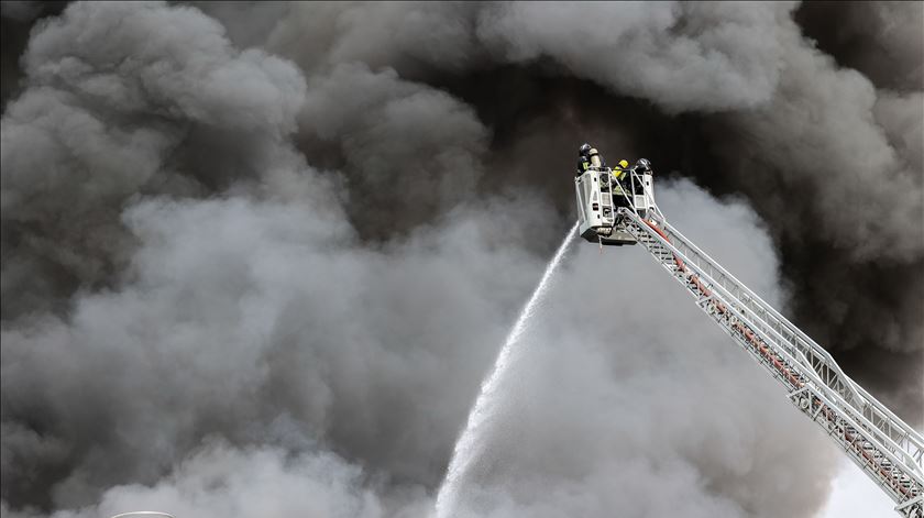 Mêda. Incêndio em carpintaria combatido por 30 bombeiros