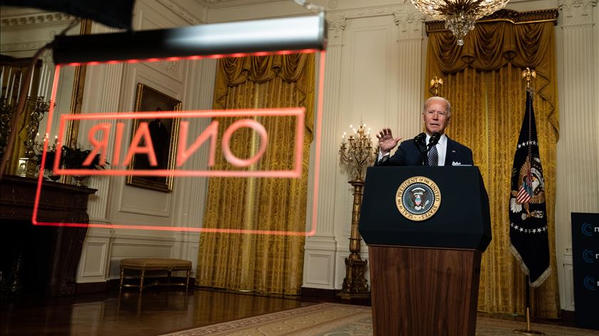 100 dias. Biden vai dizer ao Congresso que os EUA transformaram "crise em oportunidade"