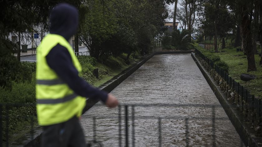 França. Três mortos e quatro desaparecidos após serem arrastados pelas cheias dentro dos carros