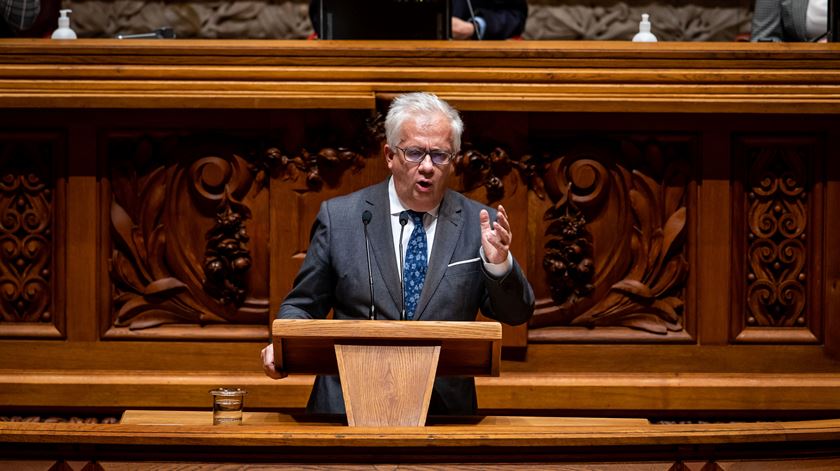 Renovação do estado de emergência aprovada. Cabrita vê "esperança na primavera"