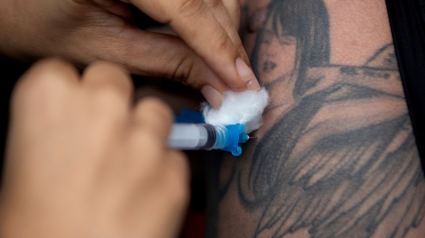 Covid-19. Amnistia Internacional lança campanha para pedir acesso universal à vacina