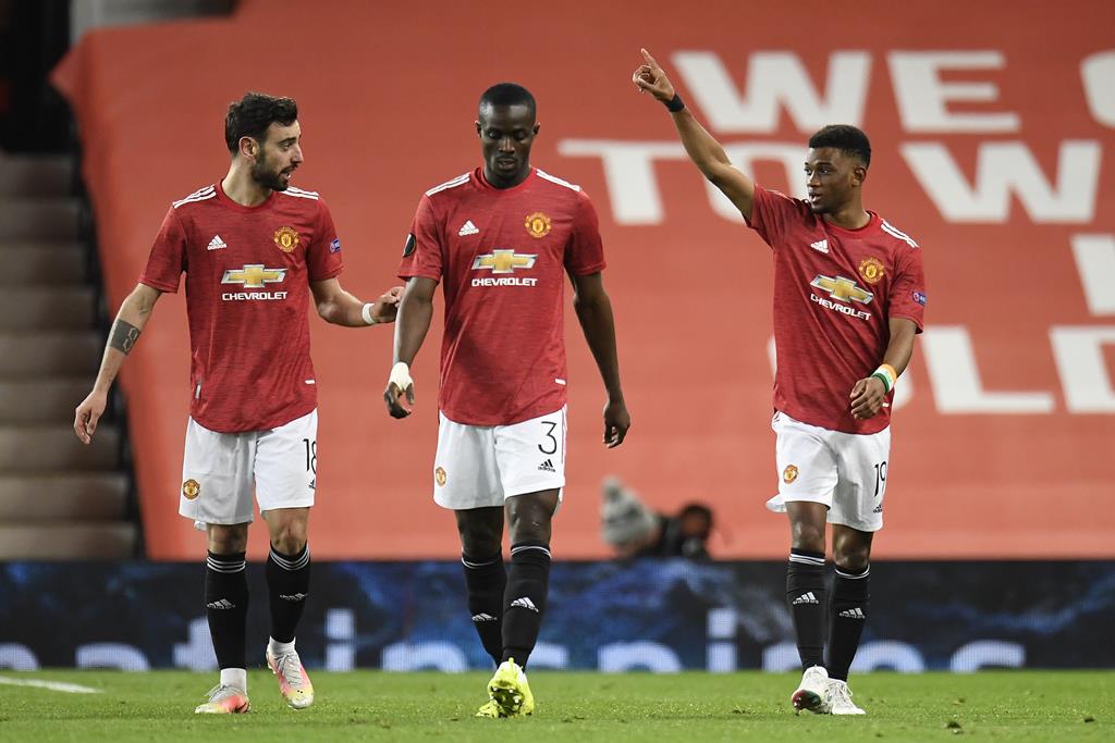 Eric Bailly, ao centro, com Bruno Fernandes e Amad Diallo. Foto: Peter Powell/EPA Eric Bailly, ao centro, com Bruno Fernandes e Amad Diallo. Foto: Peter Powell/EPA