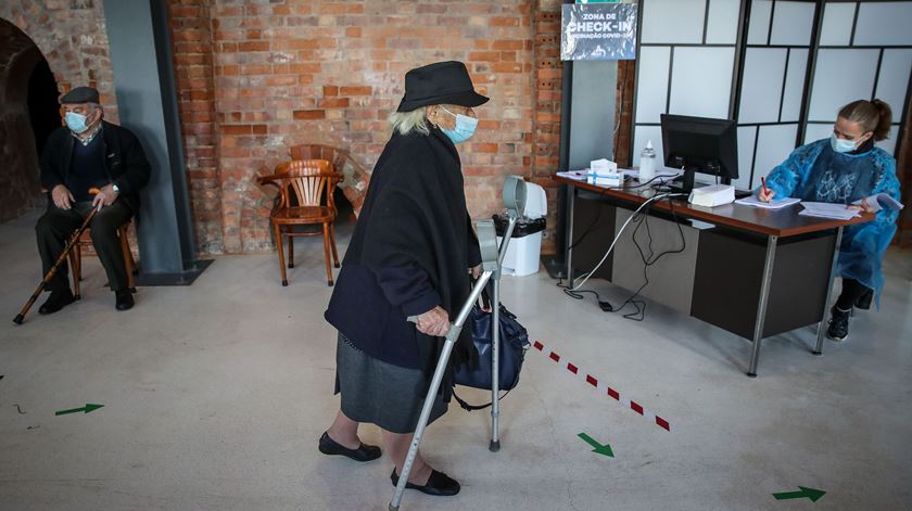 Dose de reforço da vacina “nada tem a ver com ensaios clínicos”, mortes acima dos 80 anos estão a aumentar