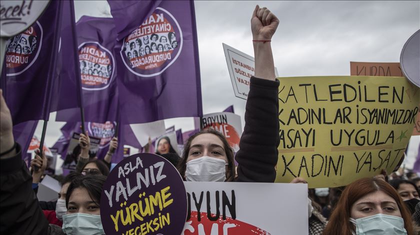 Turquia sai de acordo de prevenção de violência contra mulheres. EUA e UE condenaram decisão