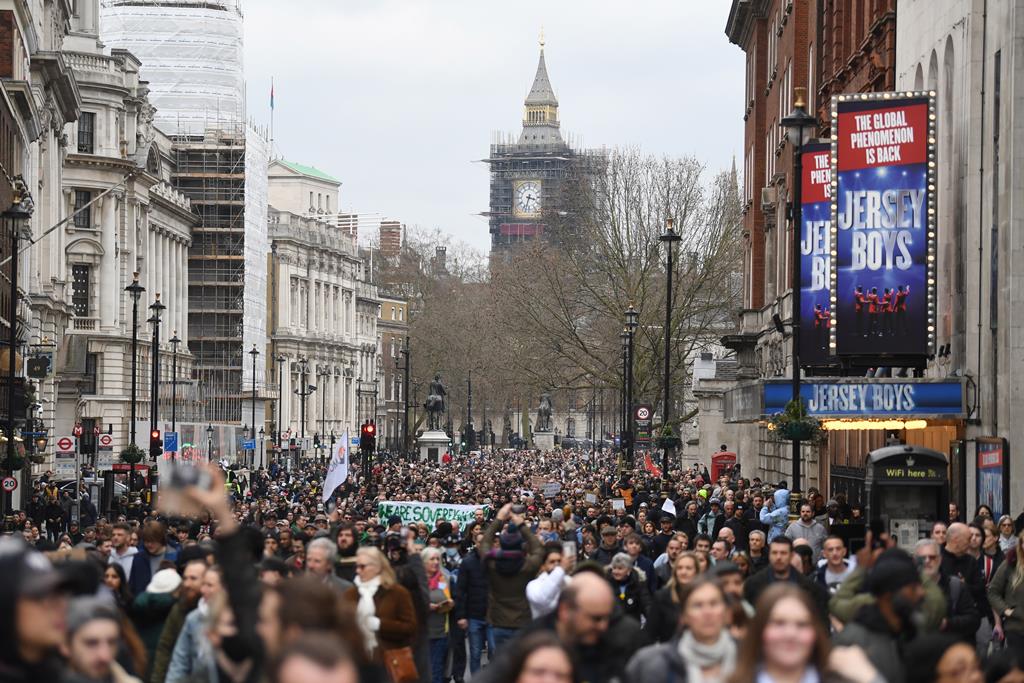 Anti-lockdown demo in London. Foto: Neil Hall/EPA Anti-lockdown demo in London. Foto: Neil Hall/EPA