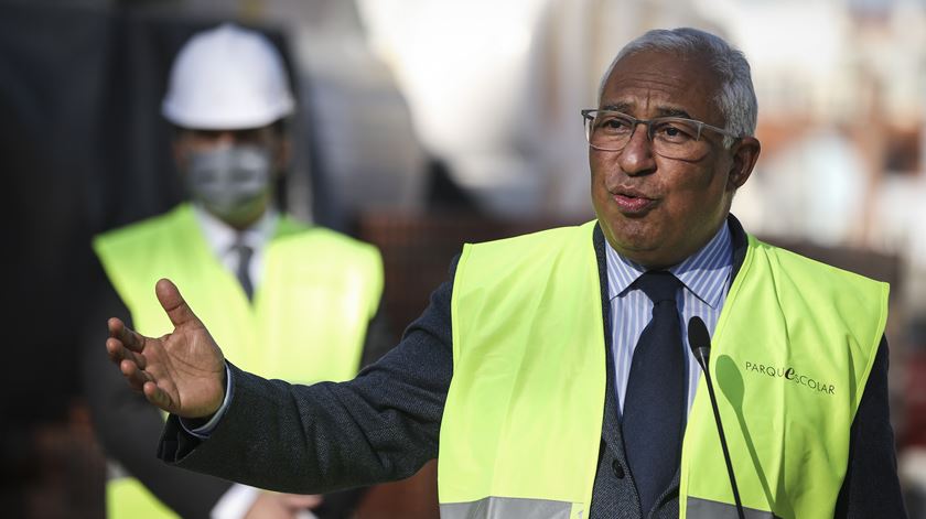 Costa quer estado de emergência enquanto durar o desconfinamento