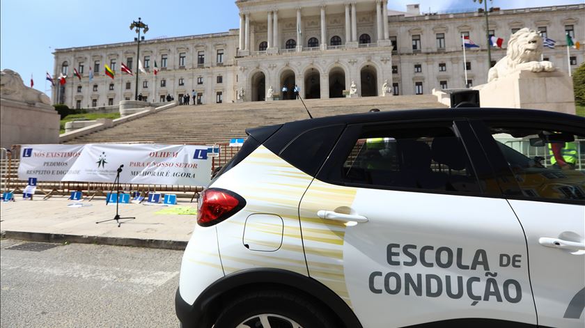Escolas de condução alertam para insegurança e despedimentos com alterações do Governo