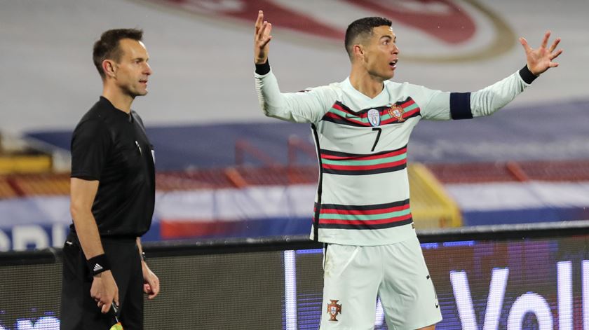 Veja o golo não validado a Cristiano Ronaldo na Sérvia