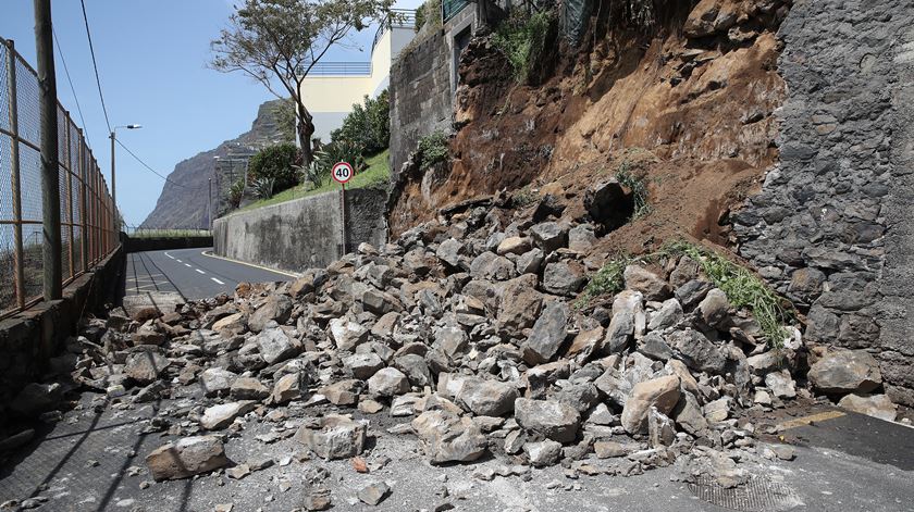 Funchal com cinco estradas encerradas e semáforos danificados devido ao mau tempo