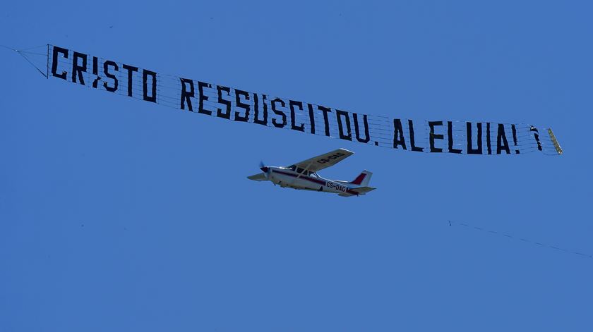 Em Viseu, cristãos erguem olhos para o céu e recebem bênção pascal