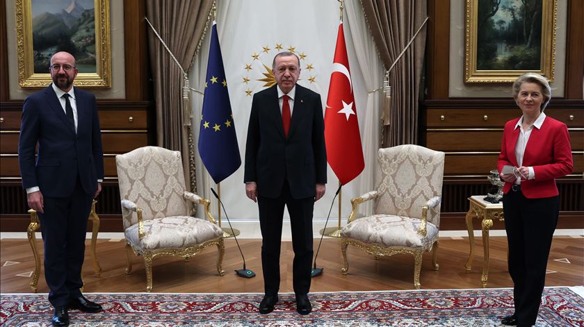 "Sofagate". Erdogan deixa Von der Leyen apeada e abre nova crise com a UE