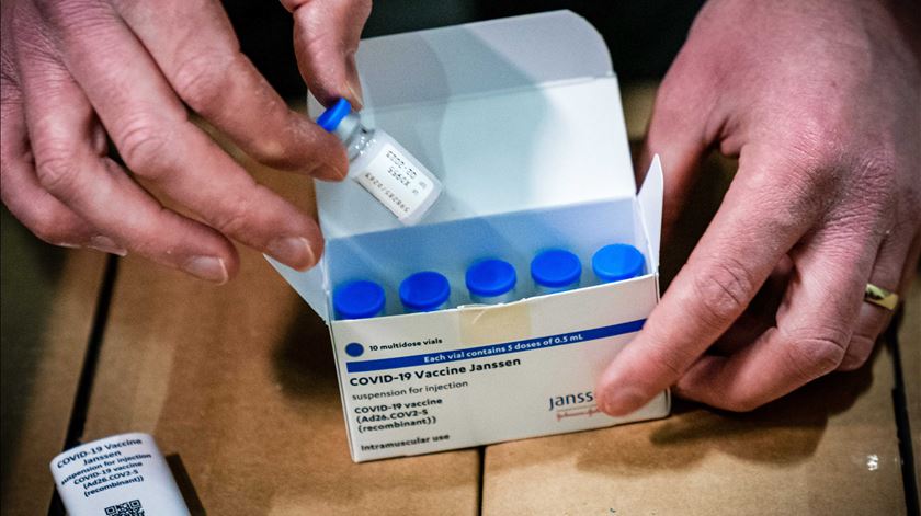 Covid-19: Especialista admite vacina da Johnson só para maiores de 60 anos