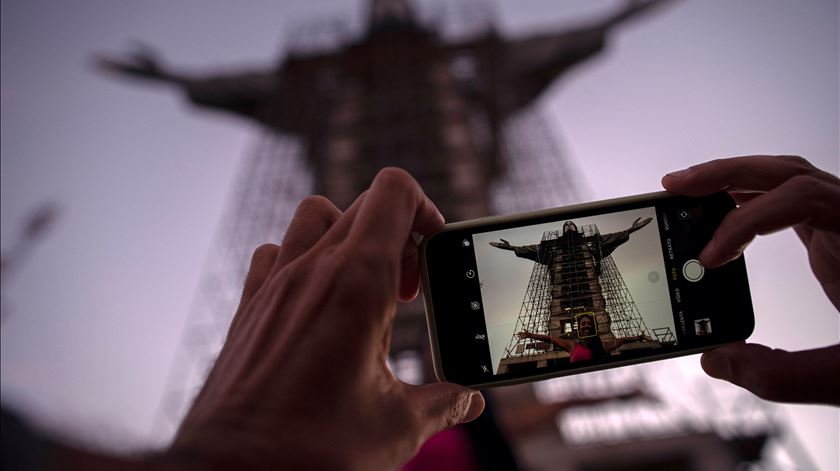 Portugueses no Brasil receiam não viajar livremente devido à vacina Coronavac