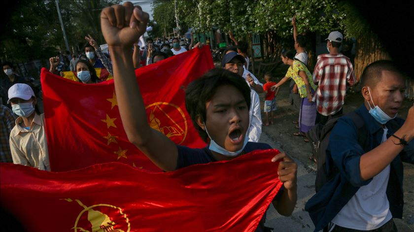 Junta militar de Myanmar suspende mais de 1.600 trabalhadores do setor educativo