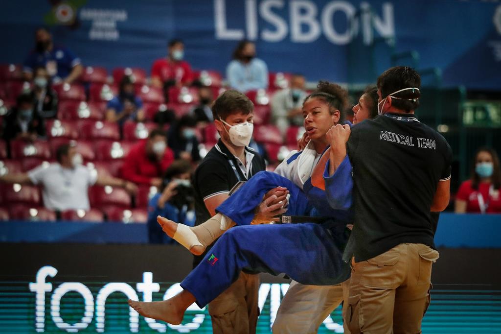 Patricia Sampaio lesiona-se no combate durante o Europeu de Judo e é ajudada pela adversária e pelos médicos. Foto: Nuno Veiga/EPA Patricia Sampaio lesiona-se no combate durante o Europeu de Judo e é ajudada pela adversária e pelos médicos. Foto: Nuno Veiga/EPA