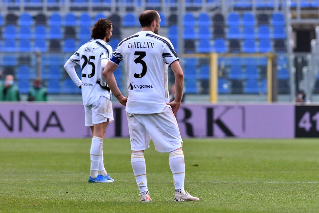 Chiellini e Rabiot, da Juventus, após derrota com a Atalanta. Foto: Paolo Magni/EPA Chiellini e Rabiot, da Juventus, após derrota com a Atalanta. Foto: Paolo Magni/EPA