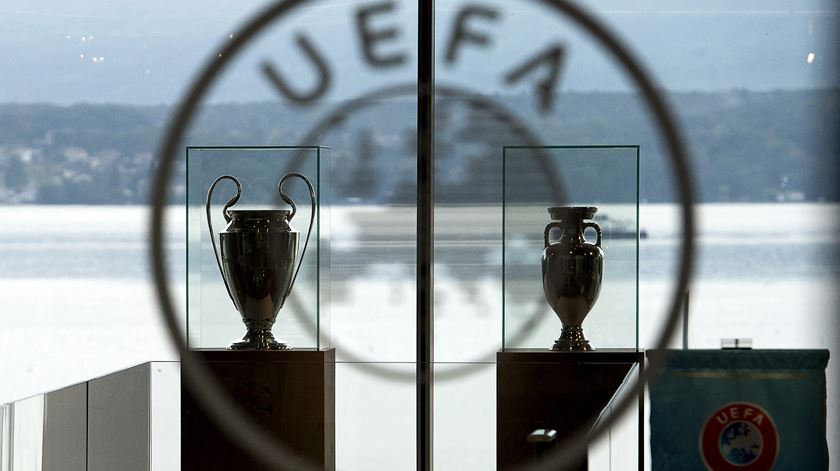 Clubes fundadores da Superliga assinam compromisso com a UEFA