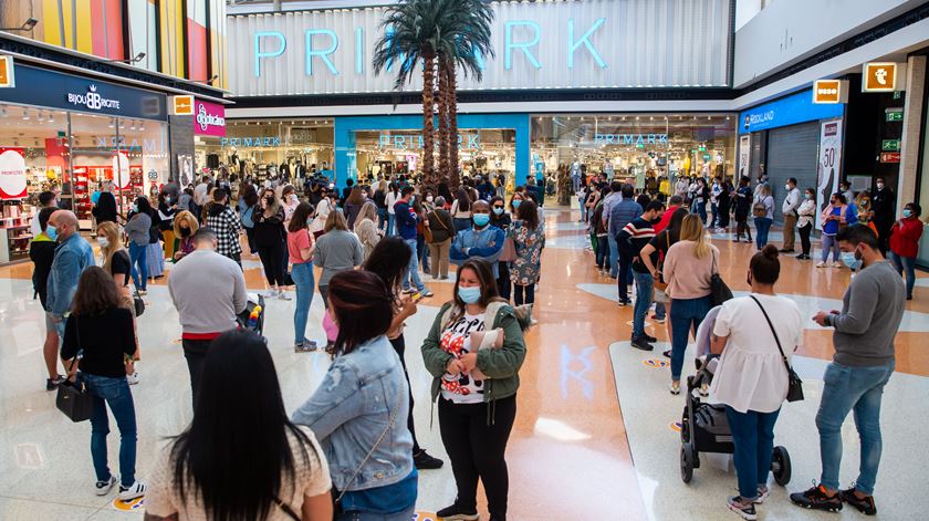 Centros comerciais reabrem com filas, "confetti" e lamentos sobre restrições de horário