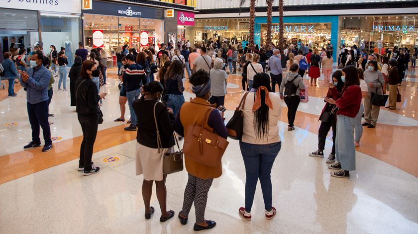 Centros comerciais contra redução de horário. Ambientalistas a favor