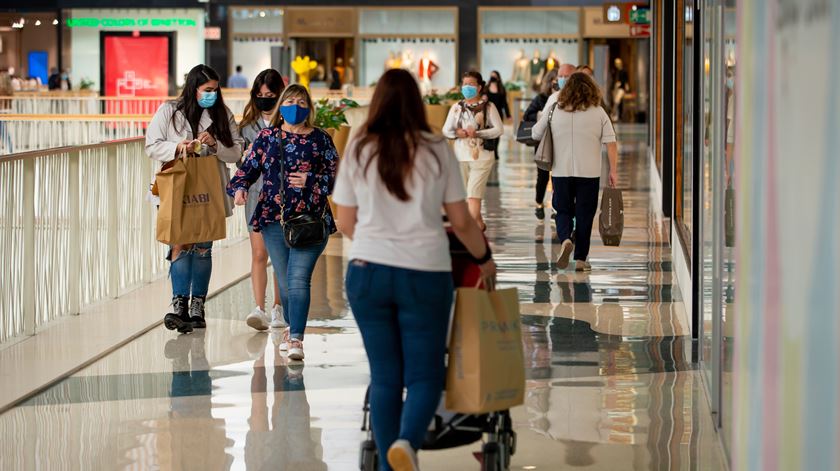 Lojas e centros comerciais abertos até às 19h00 durante o fim de semana