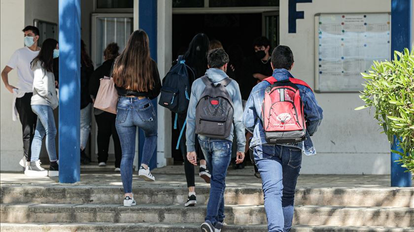 Manuais escolares gratuitos. Saiba quando pode aceder aos vales