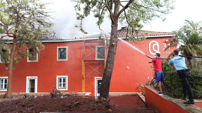 Incêndio em edifício na Quinta da Fonte Oeiras Foto: António Pedro Santos/Lusa