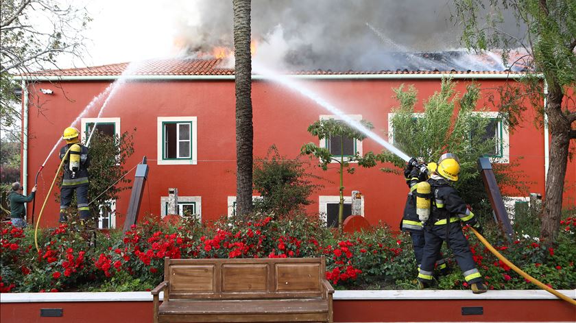 Incêndio em edifício na Quinta da Fonte Oeiras Foto: António Pedro Santos/Lusa
