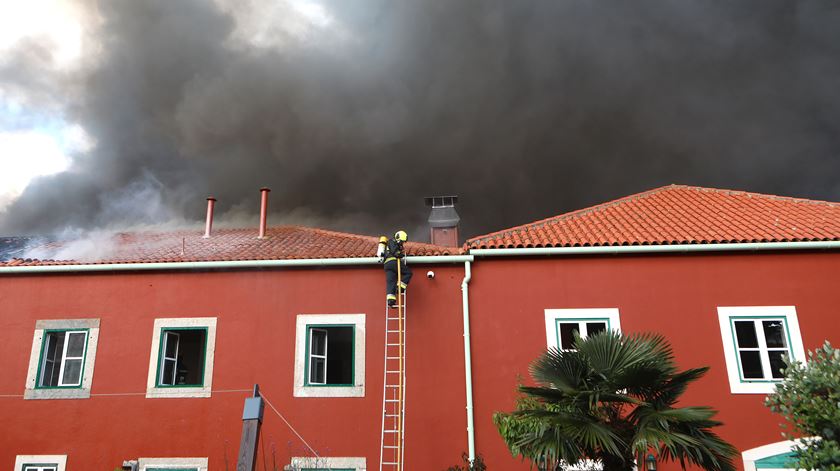 Incêndio em edifício na na Quinta da Fonte Oeiras Foto: António Pedro Santos/Lusa