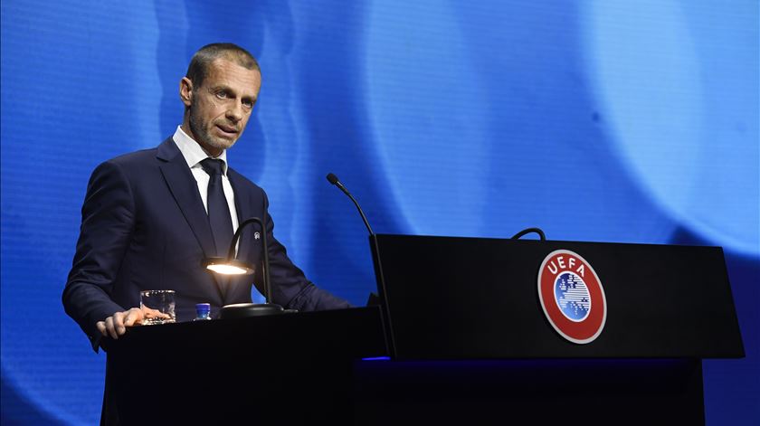 UEFA estende a mão aos clubes da Superliga Europeia. "Ainda vão a tempo de mudar" UEFA estende a mão aos clubes da Superliga Europeia. "Ainda vão a tempo de mudar"