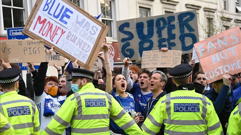 Superliga Europeia "vai matar o futebol". Gigantes ingleses desertam da UEFA e revoltam os adeptos