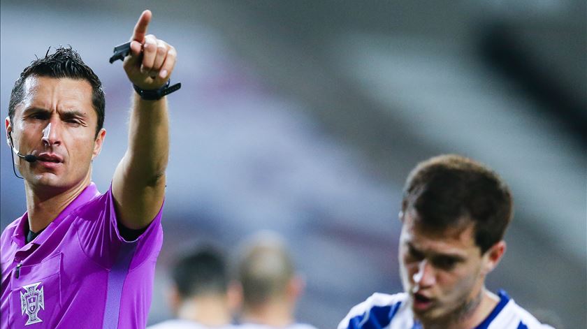 Nota 2 para Tiago Martins. "Fica um penálti por assinalar a favor do FC Porto"
