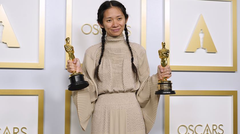 Chloé Zhao faz história numa noite marcada pela diversidade. Conheça os vencedores dos Óscares