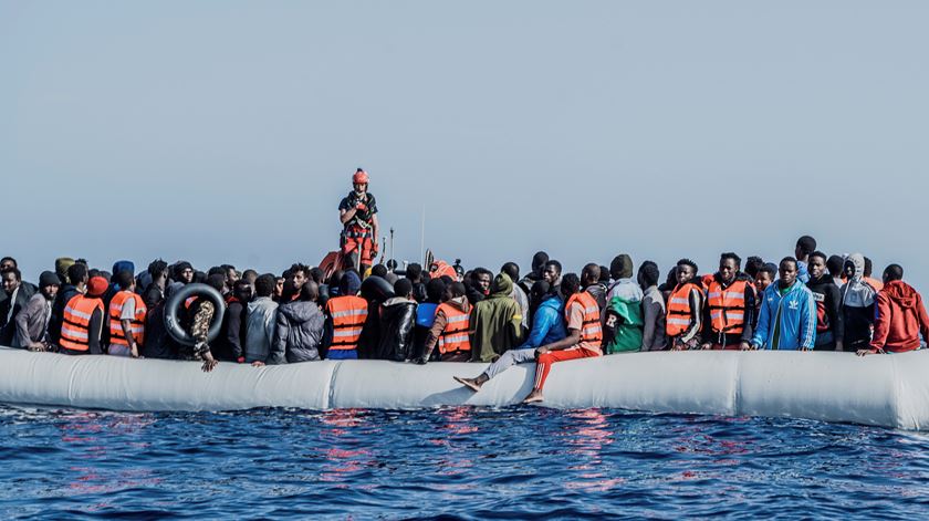 Pelo menos 57 migrantes mortos em naufrágio ao largo da Líbia