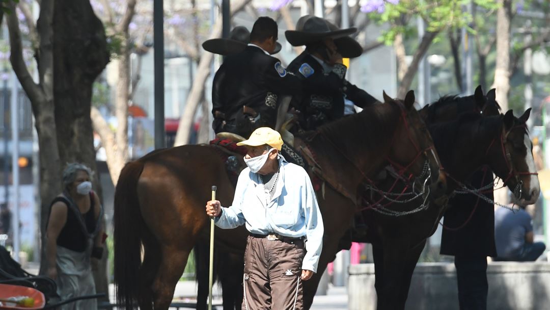 Cidade do México, México. Guardas turísticos vigiam as ruas da Cidade do México, depois de o Governo ter decretado o isolamento social obrigatório no país. Foto: Jorge Nunez/EPA Cidade do México, México. Guardas turísticos vigiam as ruas da Cidade do México, depois de o Governo ter decretado o isolamento social obrigatório no país. Foto: Jorge Nunez/EPA