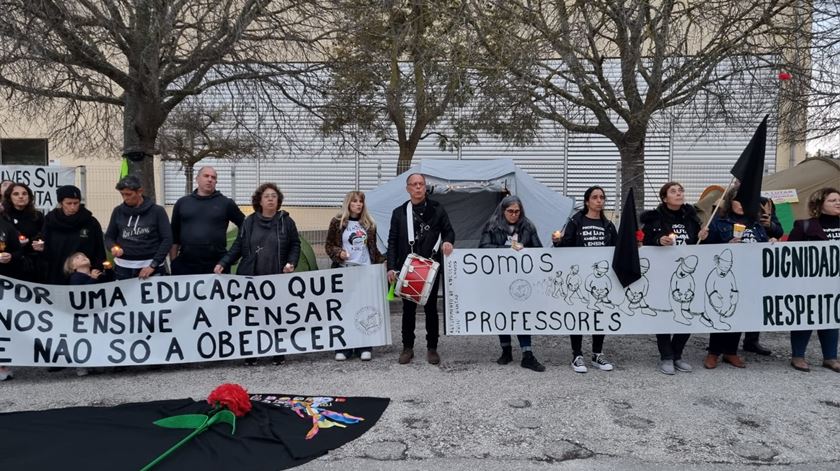 Protesto no Algarve. Professores dormem à porta da escola