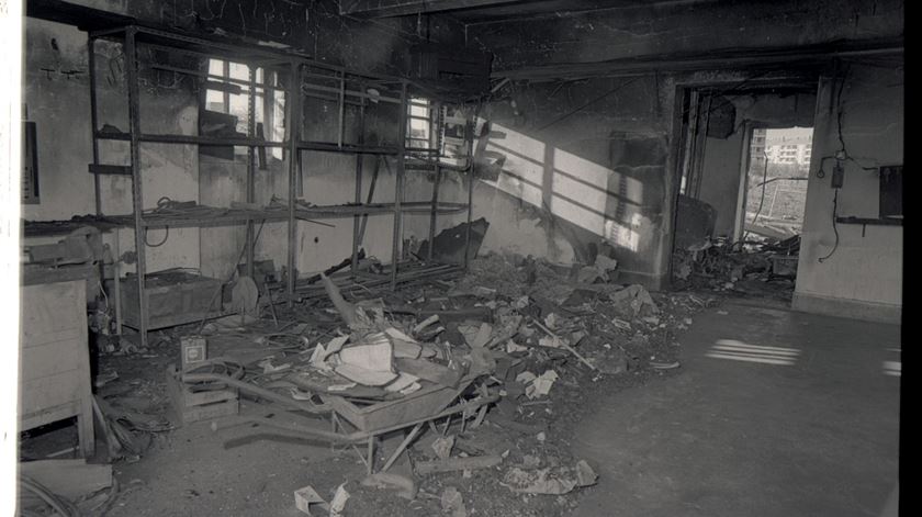 Bombardeamento dos emissores da Renascença, a 7 de novembro de 1975. Foto: Fernando Baião/ANTT