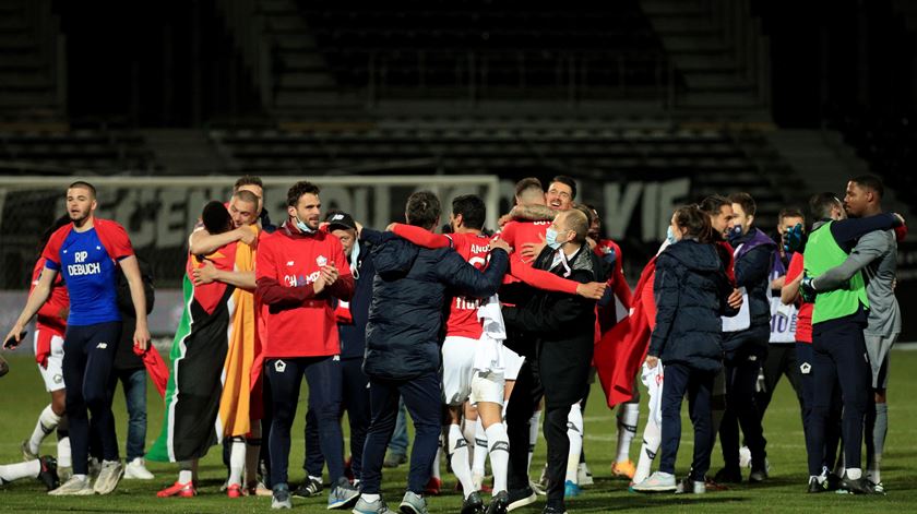 Jogadores do Lille festejam a conquista do campeonato francês. Foto: Christophe Petit Tesson/EPA