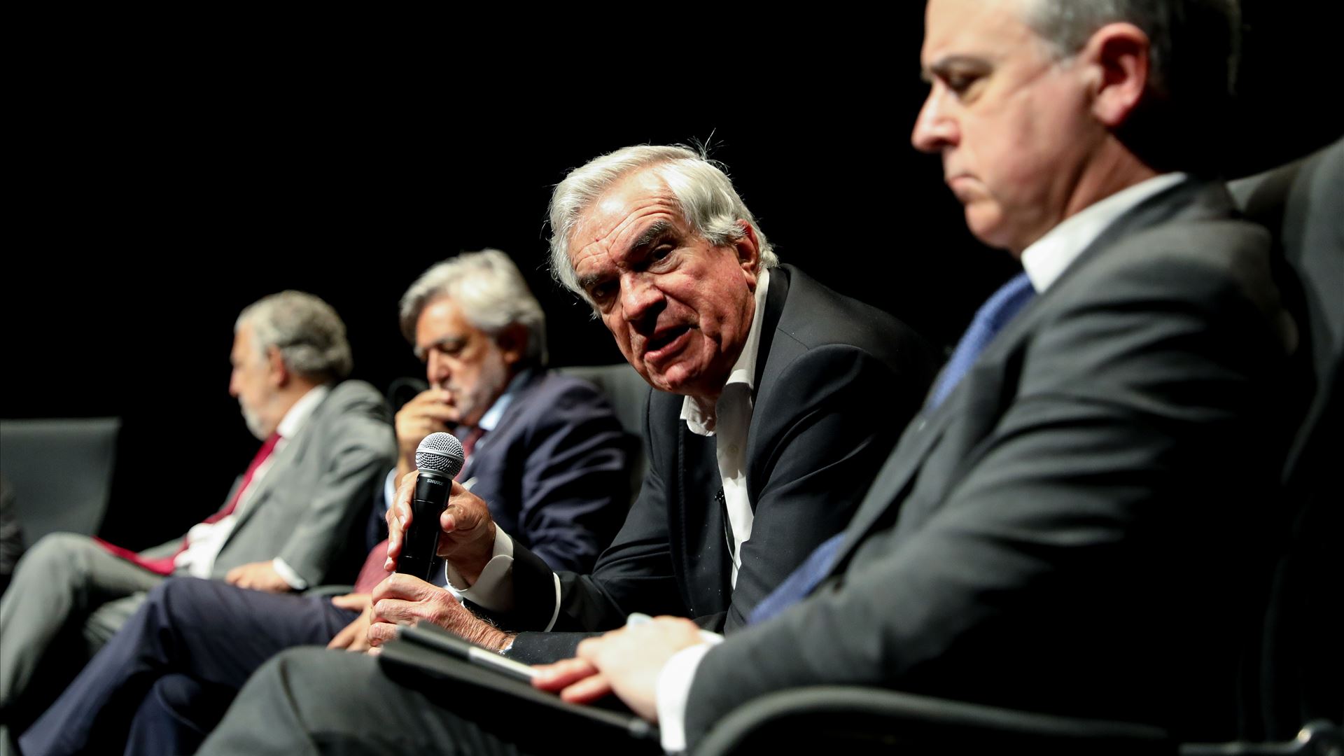 Mira Amaral suspeito de violência doméstica. Ex-ministro nega agressão